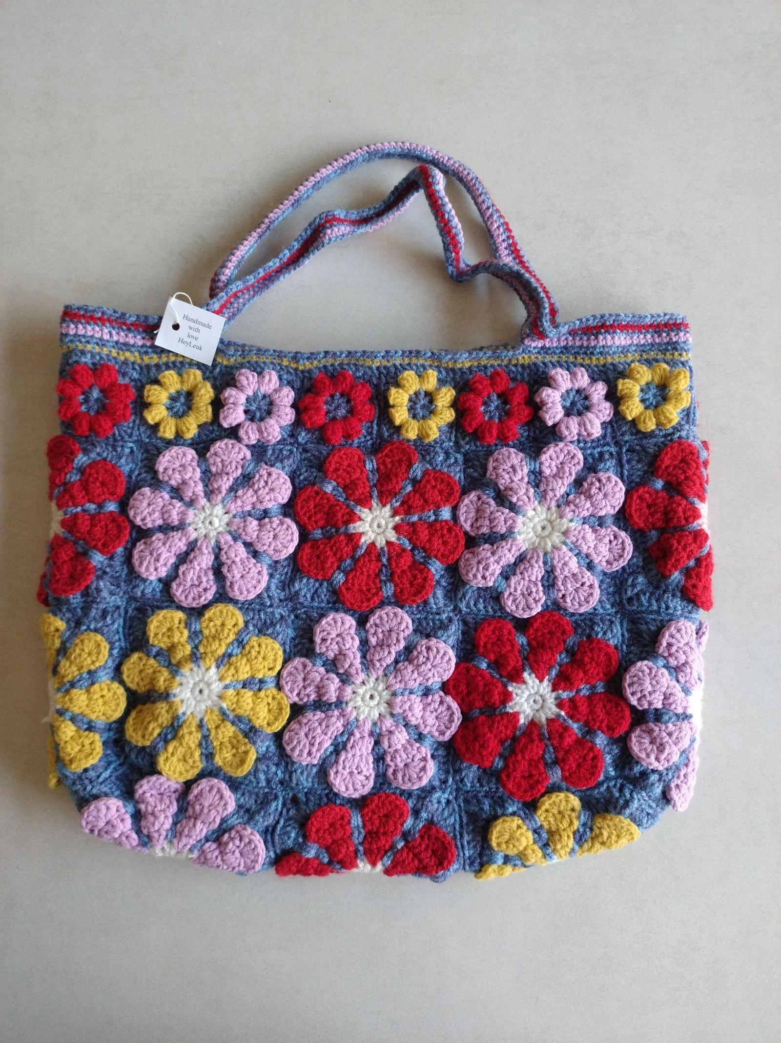 Bolsa de ombro feita com quadrados de crochê estilo granny com flores coloridas – photo 2